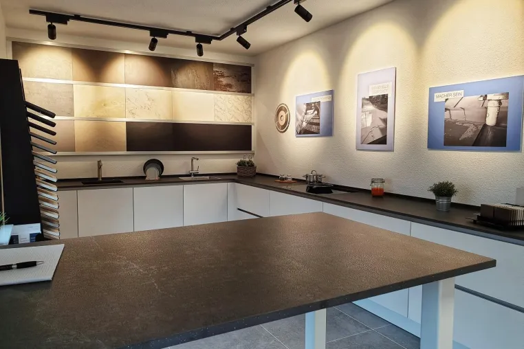 Eine besondere Atmosphäre - Die brandneue Naturstein Ausstellung Bild: Eine besondere Atmosphäre - Die brandneue Naturstein Ausstellung