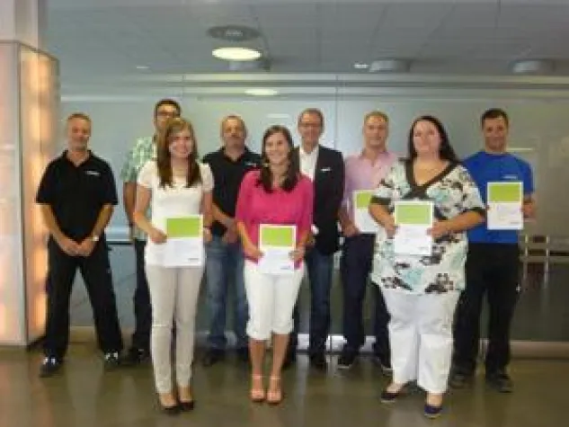 Auszubildende der FRANK plastic AG erhalten Erfolgsurkunde Bild: Auszubildende der FRANK plastic AG erhalten Erfolgsurkunde