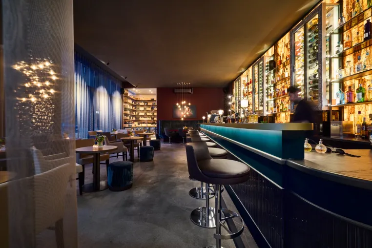Bild: Hamburgs neuer Bar-Hotspot: FALCO’S BAR in der HafenCity eröffnet