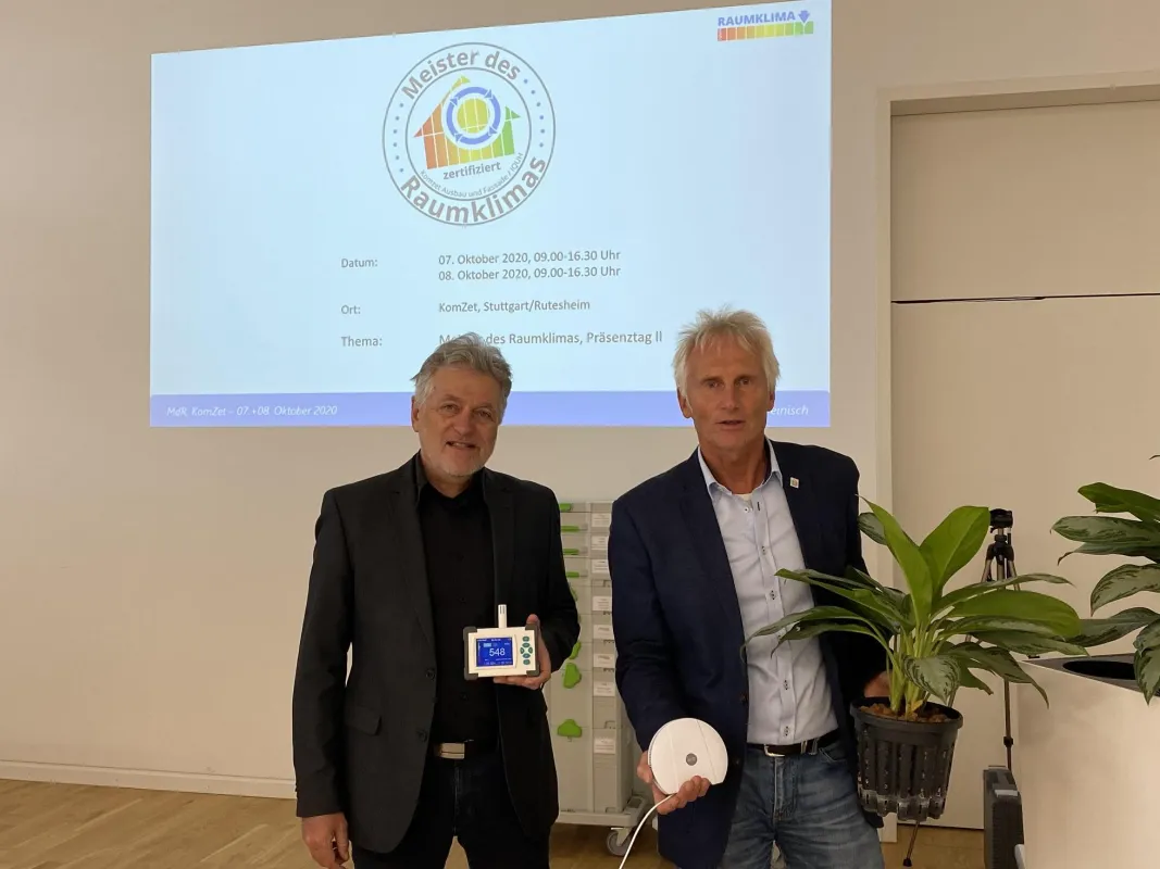 Karl-Heinz Weinisch (IGUH, li.) und Dr. Roland Falk (Kompetenzzentrum Ausbau und Fassade) schulen di