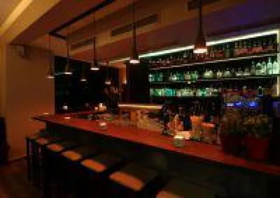 Bild: RIVA Bar & Restaurant vereint erstklassige Bar und Küche in Frankfurt am Main.