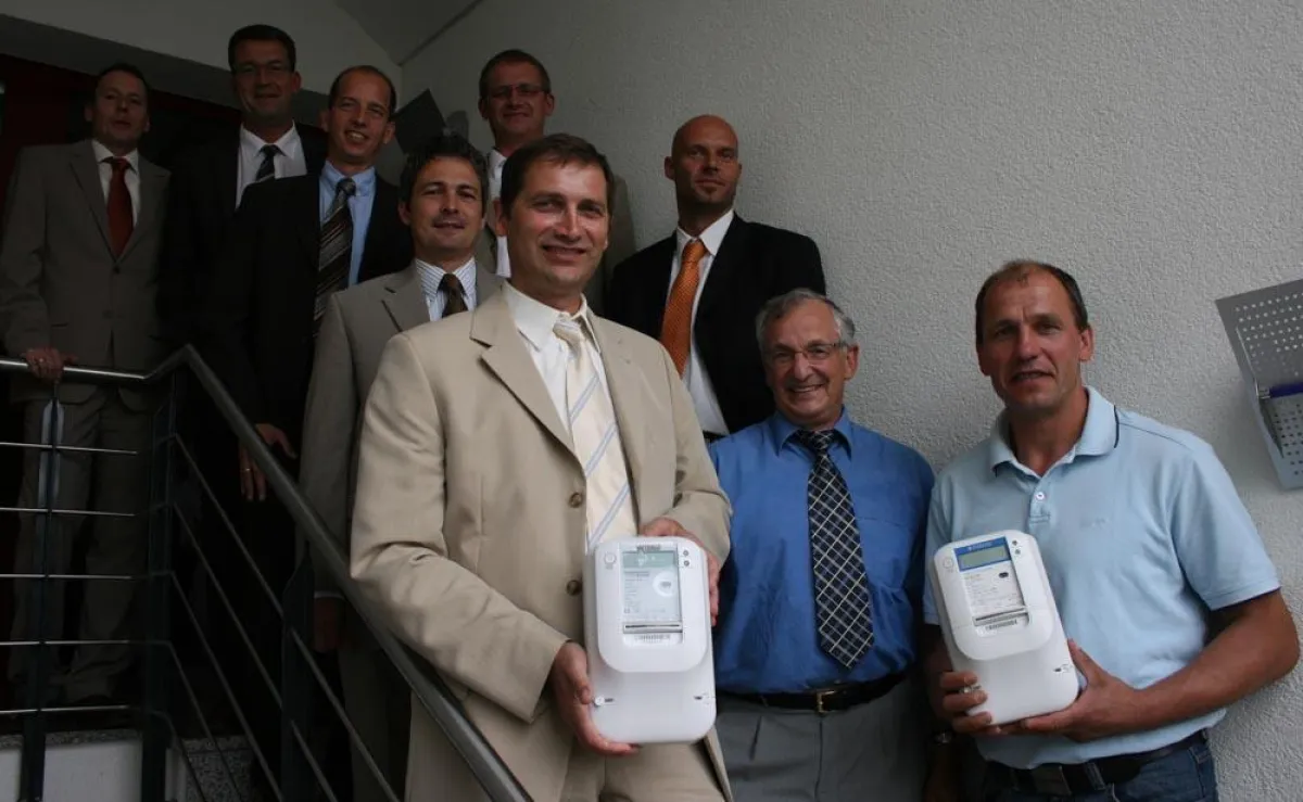 Bei einem Pressegespräch stellten Statdwerksleiter Norbert Zösch (vorne links) und Elektromeister Berthold Albert (vorne rechts) die neue Technik vor.