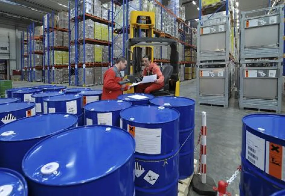 TST Mitarbeiter kümmern sich um Lagerlogistik, Qualitätskontrollen, sowie die Zuflusssteuerung von Kosmetika-Rohstoffen und Packmitteln für Procter & Gamble. Foto: TST, Abdruck honorarfrei
