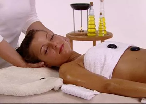 Hot Stones - Massage mit heißen Steinen - Die DVD zum Buch Bild: Hot Stones - Massage mit heißen Steinen - Die DVD zum Buch