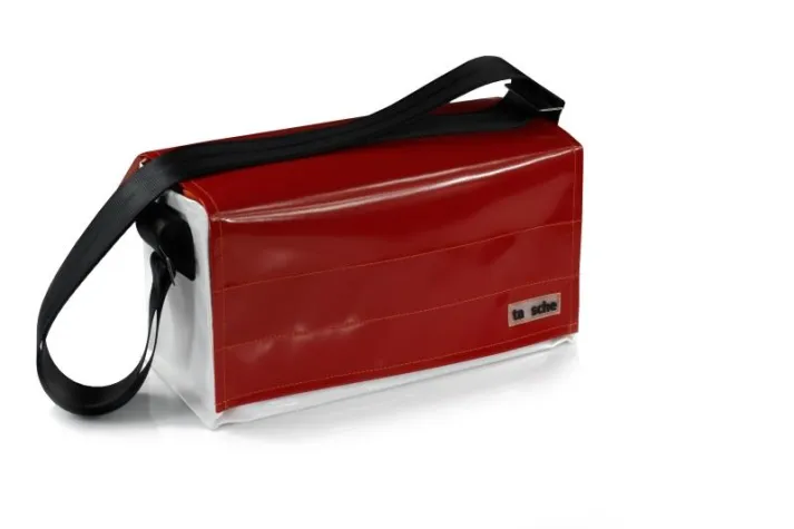 Bild: tausche rote Tasche gegen schwarze Zahlen - Das Taschenlabel tausche unterstützt den Equal Pay Day