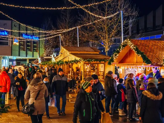 Bild: Ehrenamtshütte auf dem Wolfsburger Weihnachtsmarkt 2023