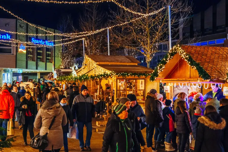Bild: Ehrenamtshütte auf dem Wolfsburger Weihnachtsmarkt 2023