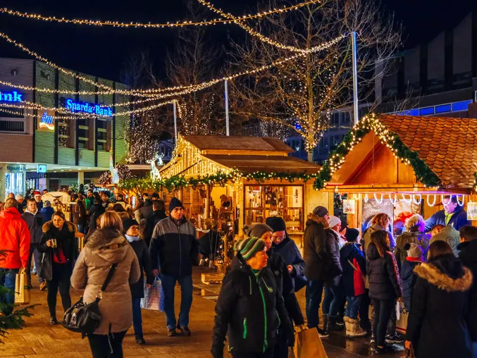 Ehrenamtshütte auf dem Wolfsburger Weihnachtsmarkt 2023 Bild: Ehrenamtshütte auf dem Wolfsburger Weihnachtsmarkt 2023