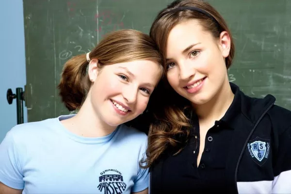 Bild: Für den guten Zweck: Schulkleidung mit Spenden-Euro