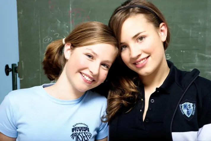 Bild: Für den guten Zweck: Schulkleidung mit Spenden-Euro