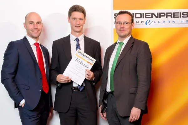 Bild: Felix Roth als „Fernstudent des Jahres 2018“ geehrt