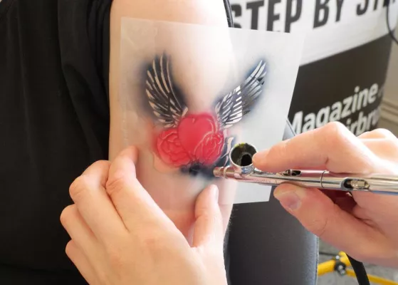 Bild: Airbrush-Tattoos: Sommerspaß für die ganze Familie