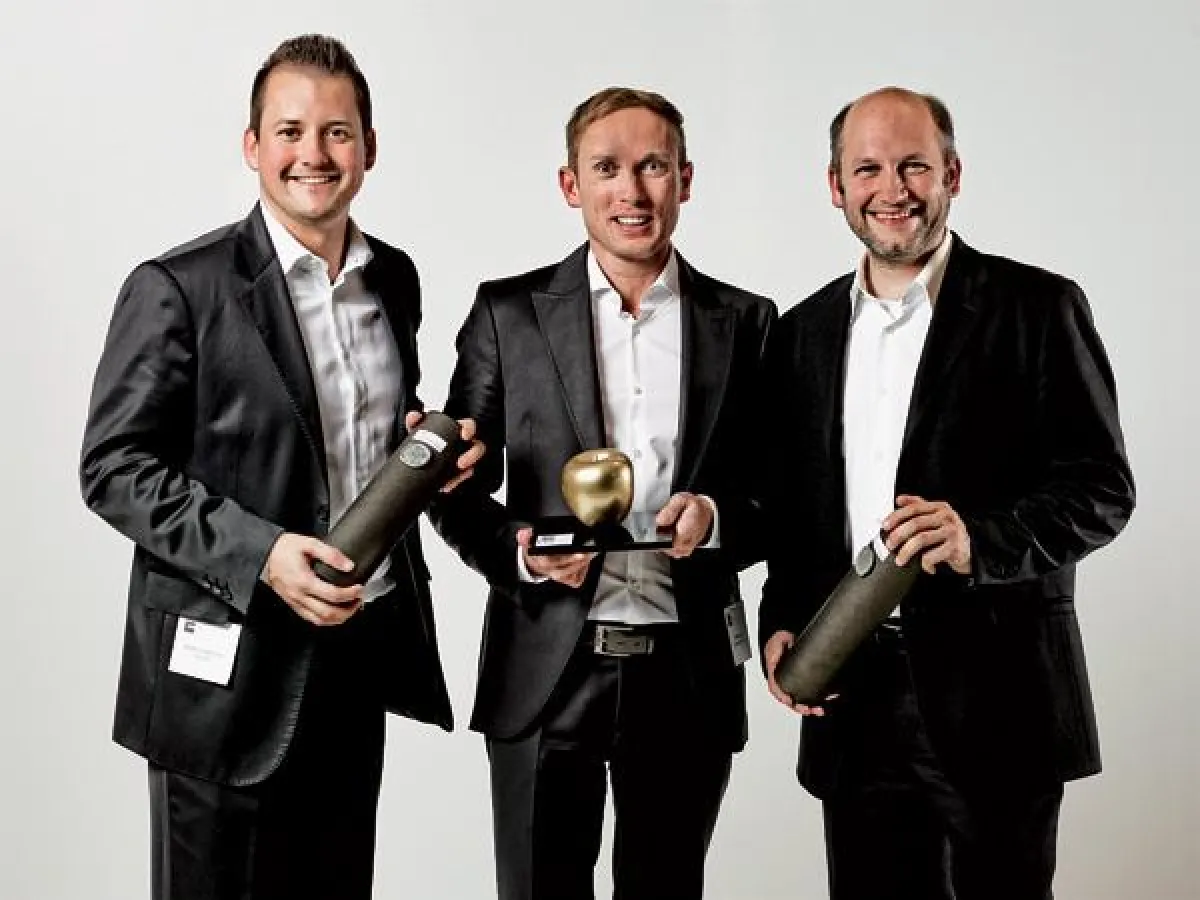 Jan Rogozinski, Geschäftsführer von Pure Perfection (Mitte), nahm den goldenen Eva-Award zusammen mi