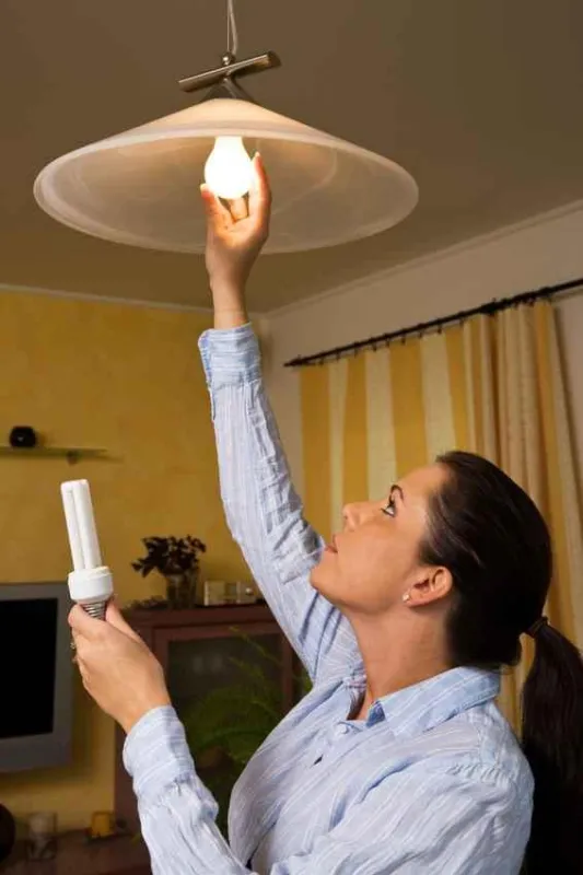 Wer jetzt alte, stromfressende Glühbirnen durch moderne, neue Energiesparlampen ersetzt, kann so richtig Geld sparen und leistet einen Beitrag zum Umweltschutz.