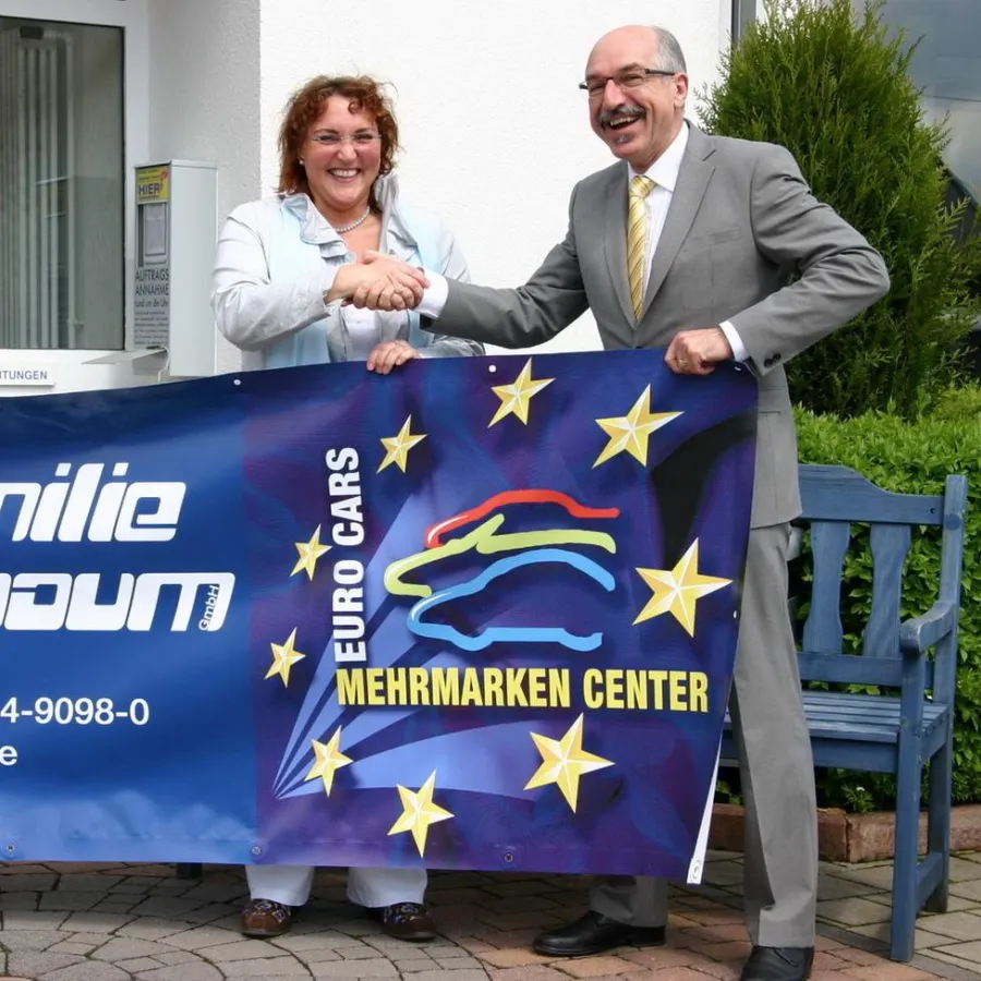 ELN-Chef Walter Schiel gratuliert Frau Mörsdorf-Schaum zum 600. ELN-Teilnehmer