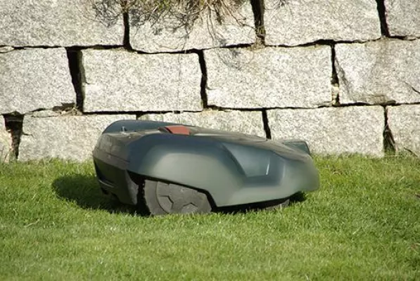 Gartengeräte in der Hausratversicherung: Mähroboter nicht immer versichert Bild: Gartengeräte in der Hausratversicherung: Mähroboter nicht immer versichert
