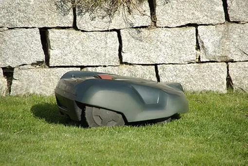 Gartengeräte in der Hausratversicherung: Mähroboter nicht immer versichert Bild: Gartengeräte in der Hausratversicherung: Mähroboter nicht immer versichert