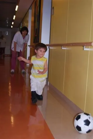 „Makosi kann laufen - georgischer Junge kostenfrei in Oberlinklinik Potsdam behandelt“ Bild: „Makosi kann laufen - georgischer Junge kostenfrei in Oberlinklinik Potsdam behandelt“