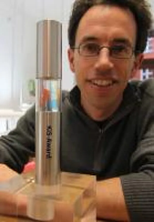 Der bekannte Düsseldorfer Schmuckdesigner Michael Berger mit dem von ihm entworfenen KiS Award