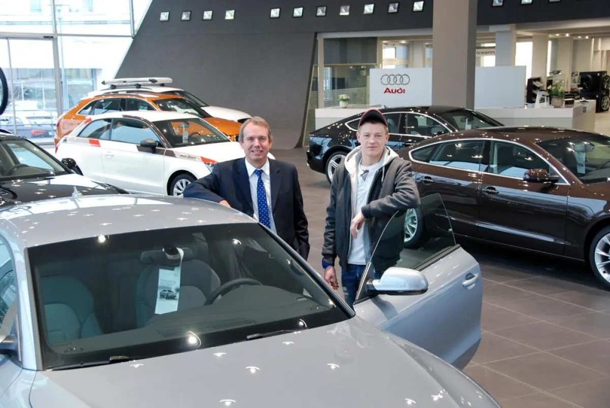 Audi-Liebhaber Vincent Krüger (re.i.B.) gibt in Potsdam Autogramme. Foto: Ines Weitermann/ P & M