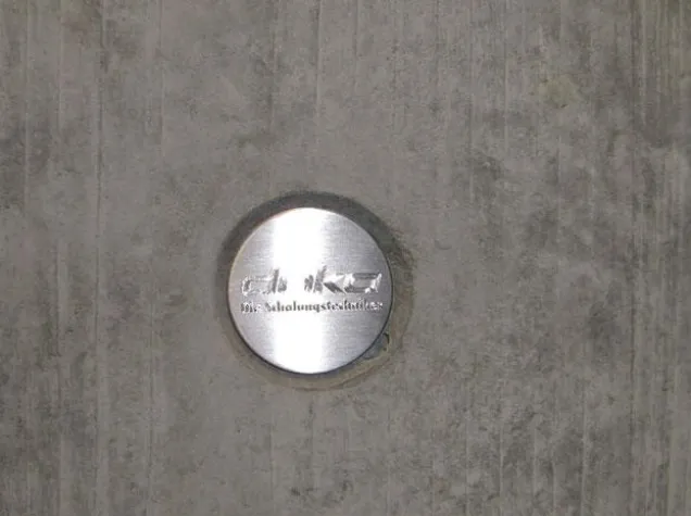 Das Logo in den Wänden Bild: Das Logo in den Wänden