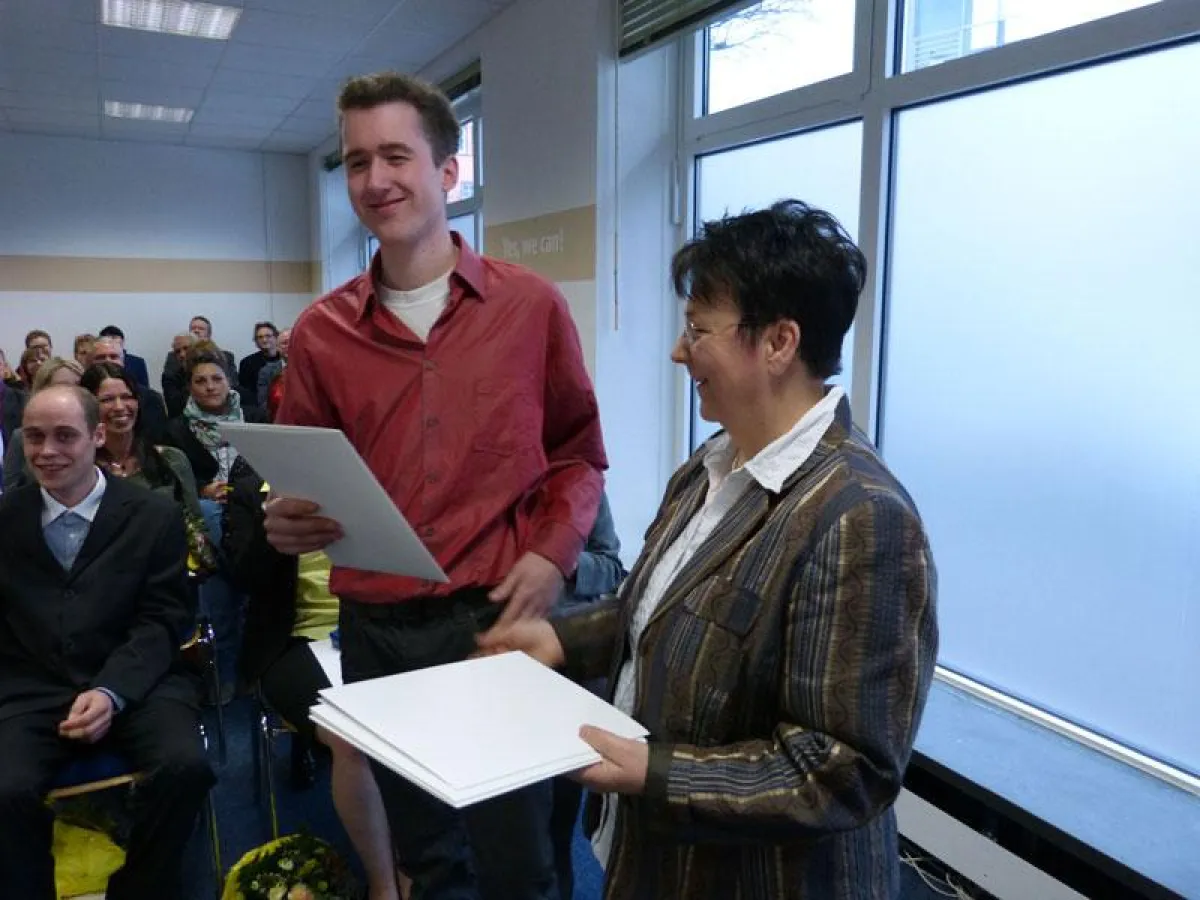 Inge Wundram, Leiterin der WBS-Berufsfachschule für Altenpflege in Oldenburg bei der Zeugnisübergabe