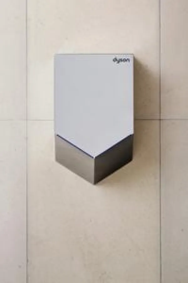 Mit dem Dyson Airblade Händetrockner erfolgt die Trocknung der Hände auf schnelle, hygienische Weise.