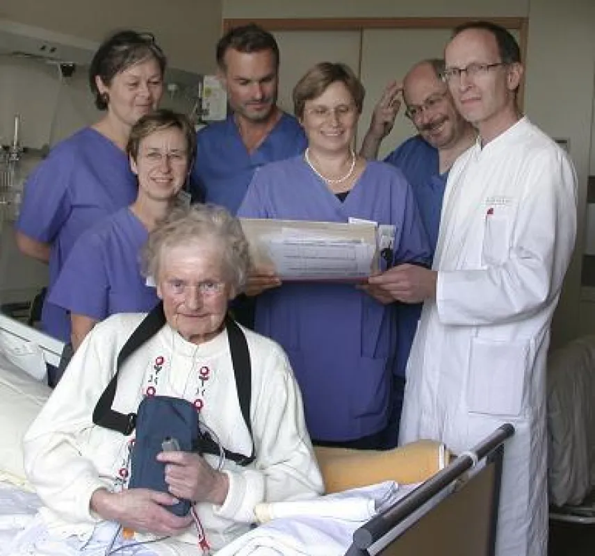 PD Dr. Cornelius Keyl (rechts) mit Patientin und Team (Schwester, Pain Nurse, Ärzte)