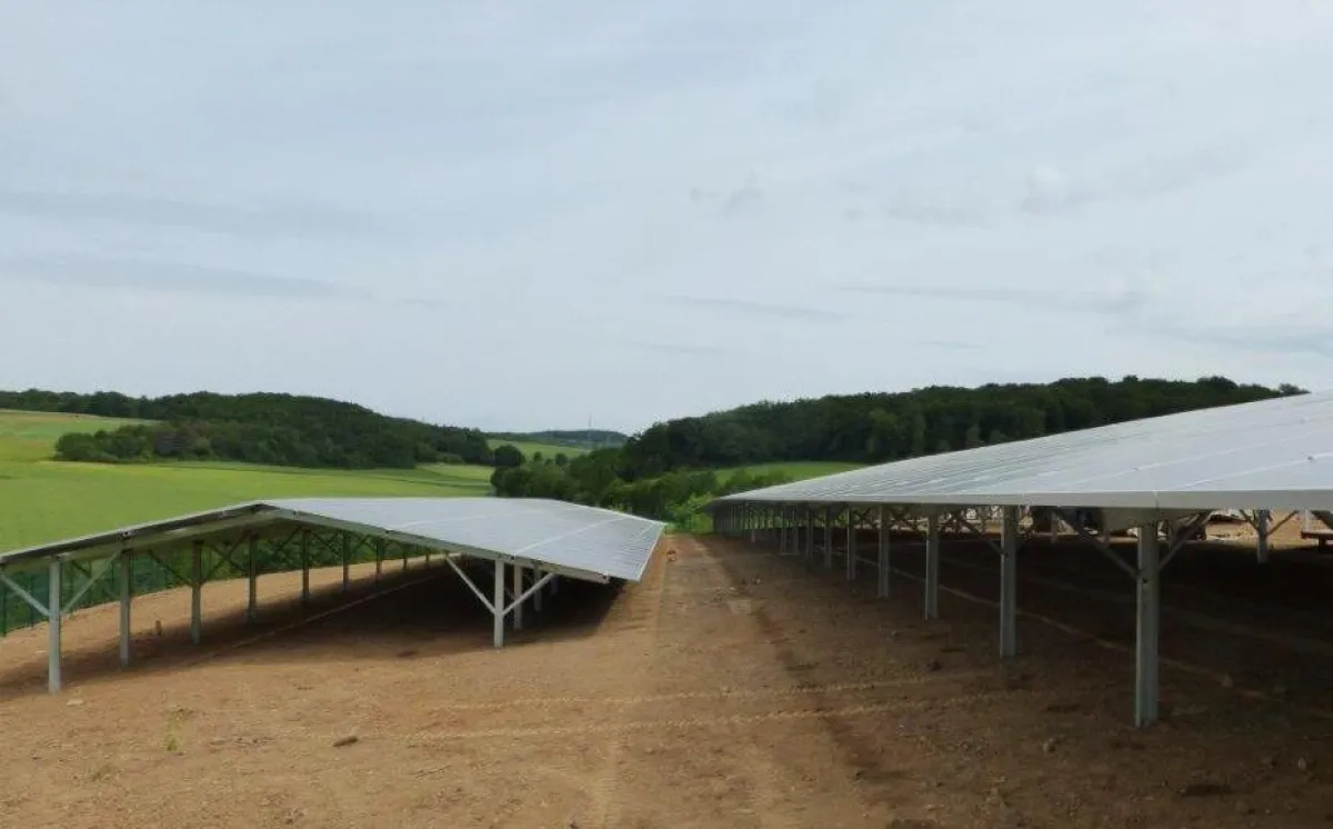 Das erfolgreiche JT TwinBase System ist auch als flächeneffiziente Ost-West Montierung erhältlich.