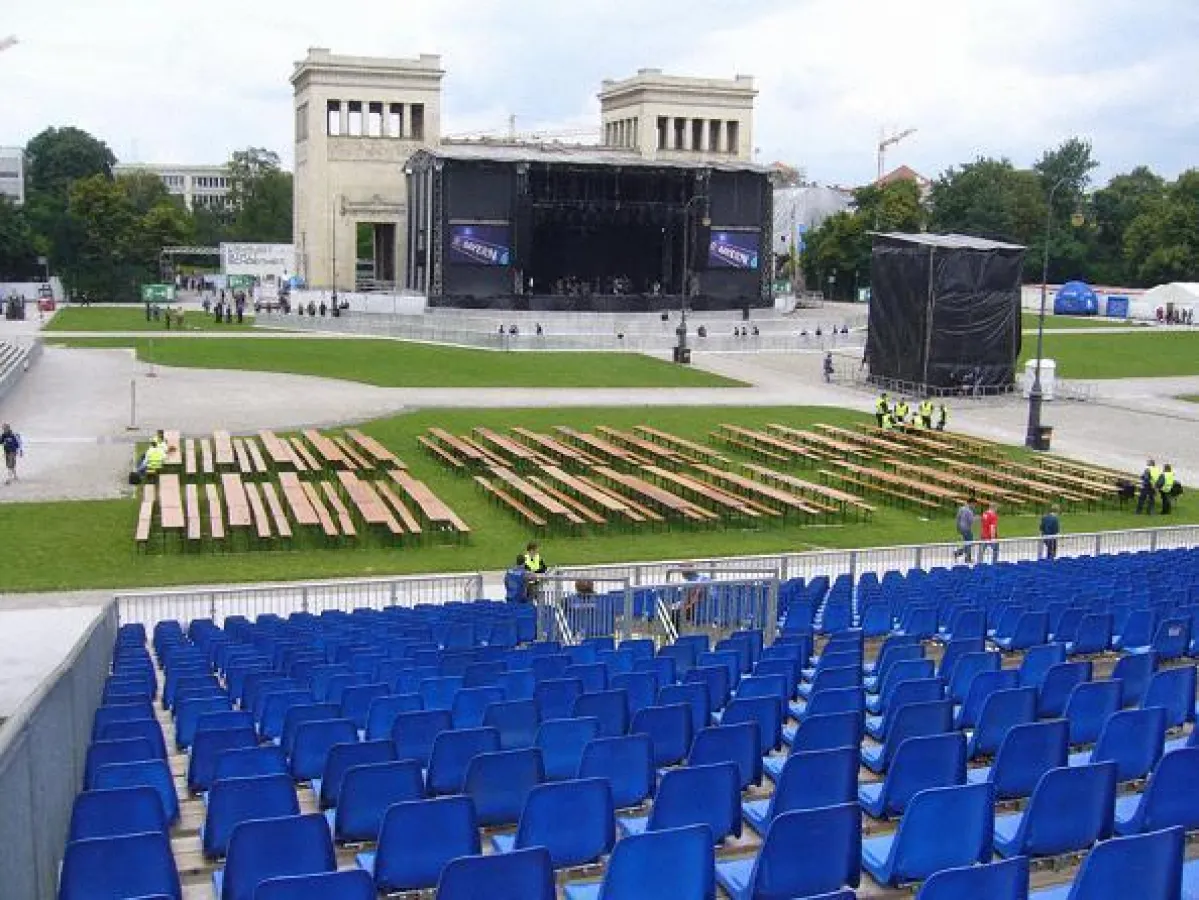 Beste Sicht von der eps Tribüne: GIGS Bühnenbarrikaden und Absperrungen