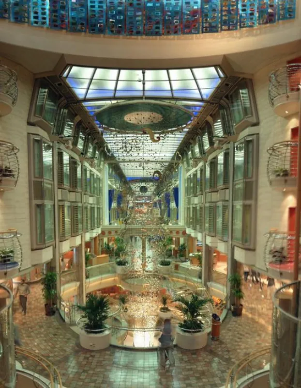 Das atemberaubende Atrium an Bord der \'Navigator of the Seas\'