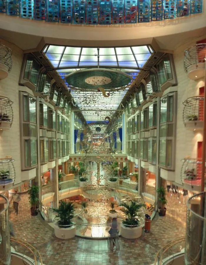 Das atemberaubende Atrium an Bord der \'Navigator of the Seas\'
