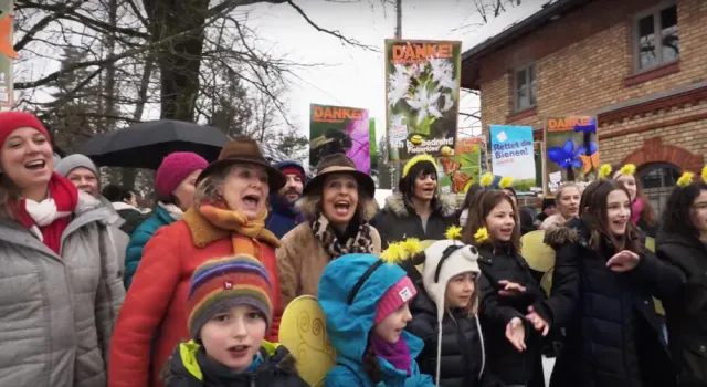 Bild: „Rettet die Bienen“ – Nina Eichinger, Eva Kaufmann und Michaela May unterstützen das Volksbegehren mit Musik