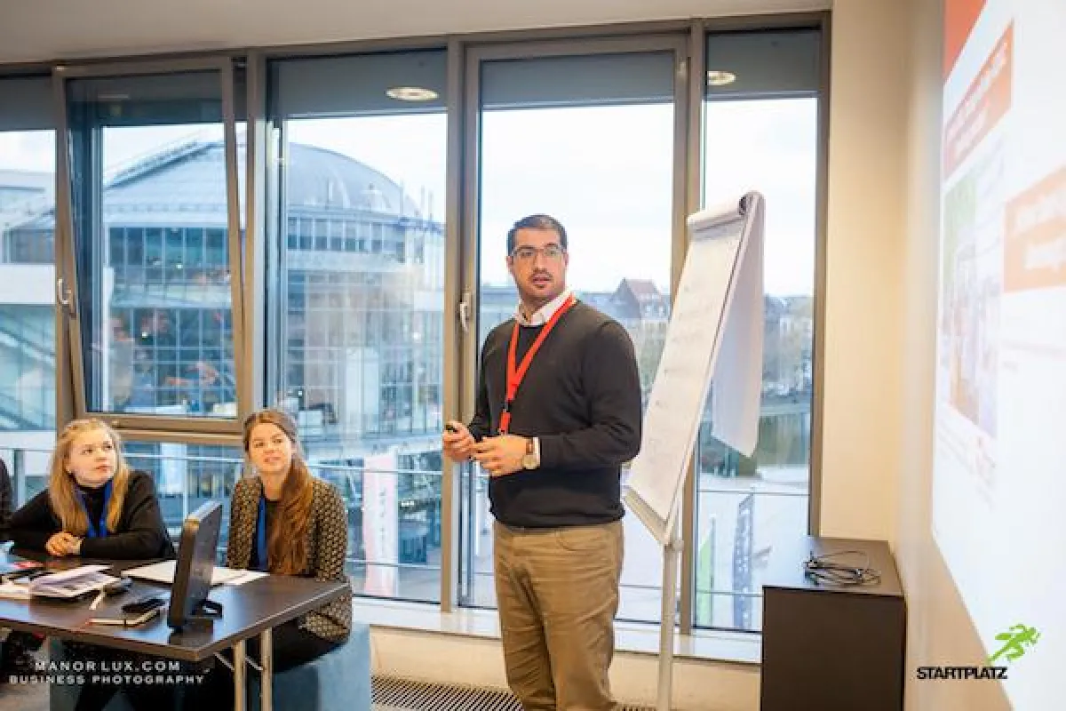 Santosh Satschdeva, Mitgründer von MySchleppApp teilt seine Gründungsgeschichte mit dem Publikum