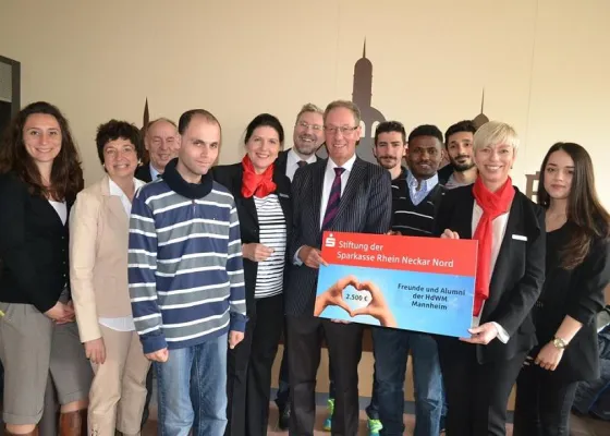 Bild: Sparkasse Rhein Neckar Nord spendet dem Förderverein Freunde und Alumni der HdWM e.V. 2.500 Euro