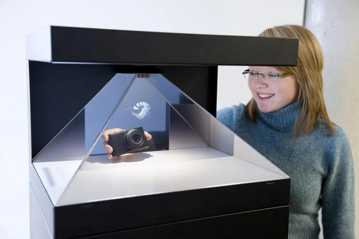 Holografisches Display (Foto: Outstanding Solutions, frei zur Veröffentlichung bei Namensnennung)