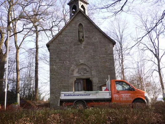Bild: Sanierputz: Feuchtes Mauerwerk in historischer Kapelle saniert.