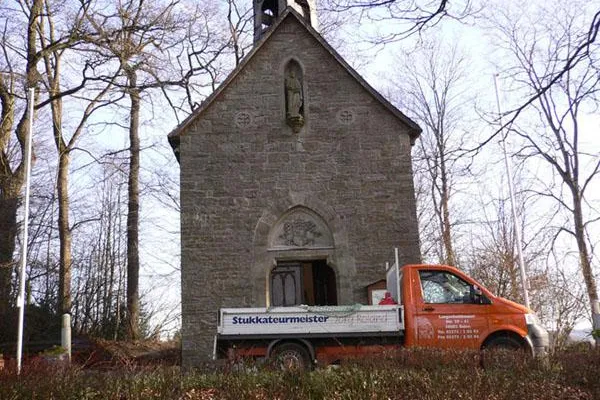 Bild: Sanierputz: Feuchtes Mauerwerk in historischer Kapelle saniert.