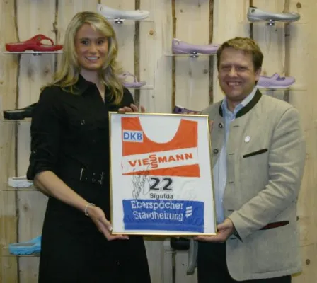 Bild: Weltcup-Startnummer als Dank - Rodelstar Natalie Geisenberger lindert Rückenbeschwerden mit AuBioRiG-Schuhen