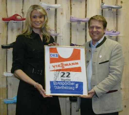 Bild: Weltcup-Startnummer als Dank - Rodelstar Natalie Geisenberger lindert Rückenbeschwerden mit AuBioRiG-Schuhen