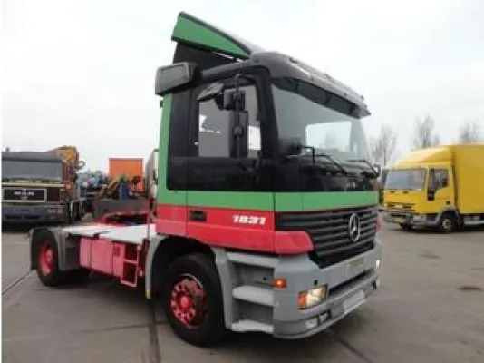 Bild: Sattelzugmaschinen aus den USA und Europa