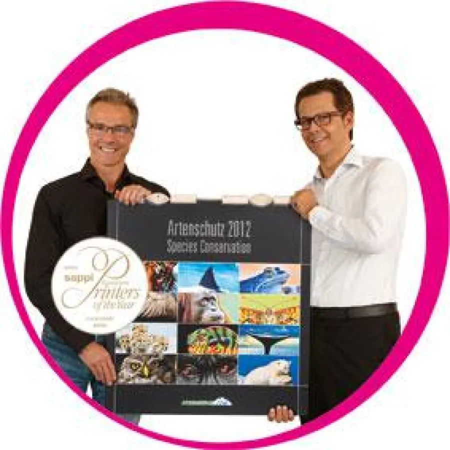 Schirmherr Hannes Jaenicke und Holger Emmerich mit dem Artenschutzkalender 2012