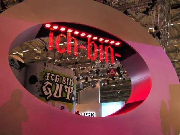 Bild: Gamescom 2011: watershow.de installiert Eyecatcher auf dem Messestand der Bundesagentur für Arbeit