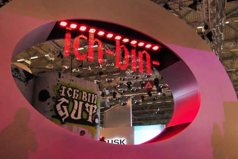 Bild: Gamescom 2011: watershow.de installiert Eyecatcher auf dem Messestand der Bundesagentur für Arbeit