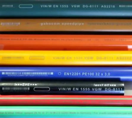 Bild: Lasermarkierungen auf Kunststoff- Rohren in Bewegung