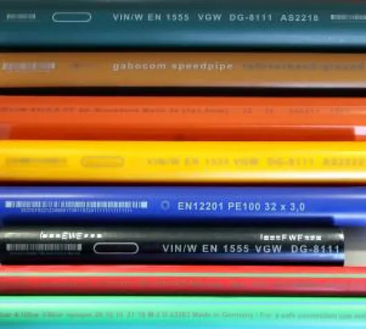 Bild: Lasermarkierungen auf Kunststoff- Rohren in Bewegung