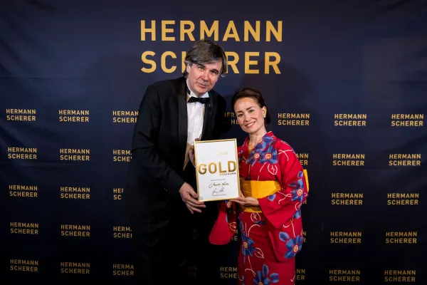 Bild: Dem Tod knapp entkommen - den Speaker Slam Weltrekord gewonnen -  Frau im Kimono legt den Verkehr lahm