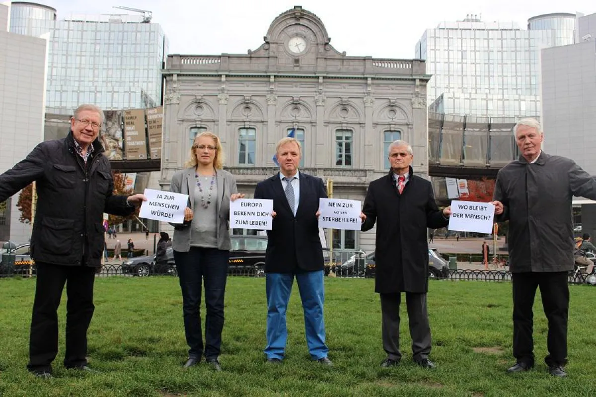 Gemeinsam gegen Sterbehilfe: Europaabgeordneter Arne Gericke und der KKV demonstrieren in Brüssel.