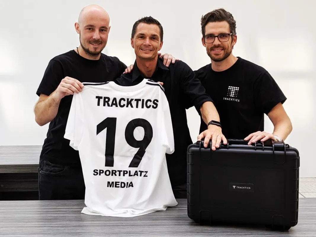 Die TRACKTICS-Gründer Ben Bruder (l.) und Patrick Haas (r.) mit SPM-CEO Marcel Hager.