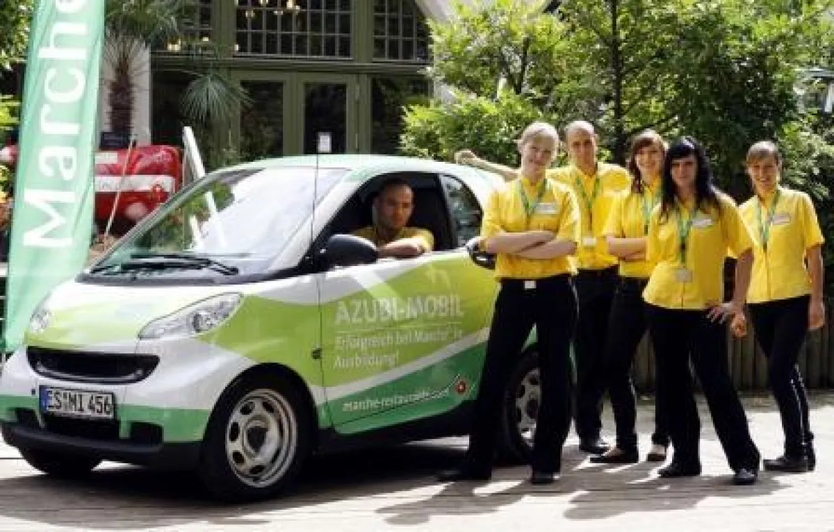 Die fünf Jahrgangsbesten freuen sich über ihr Azubi-Mobil in Marché® Frische-Optik